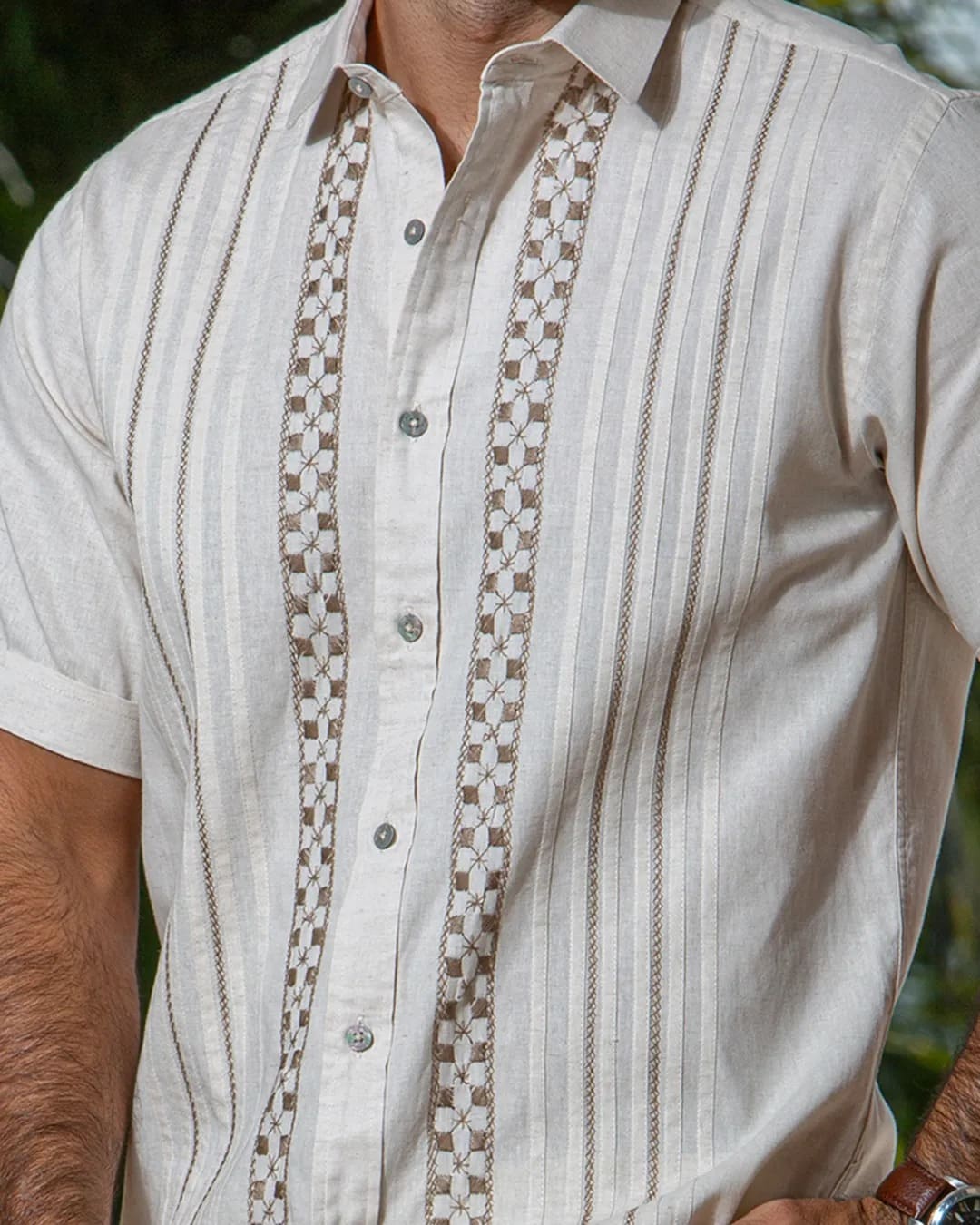 Guayabera y Camisa Artesanal Caqui Manga Corta Calado y Randas 2 Guayabera y Camisa Artesanal Caqui