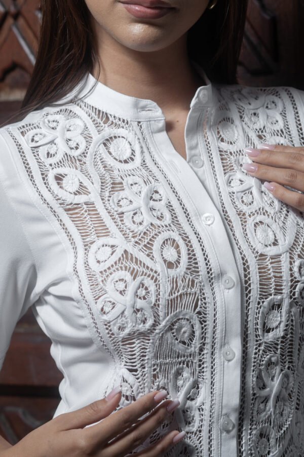 Blusa Manga Corta Bordada a Mano en Patecabra