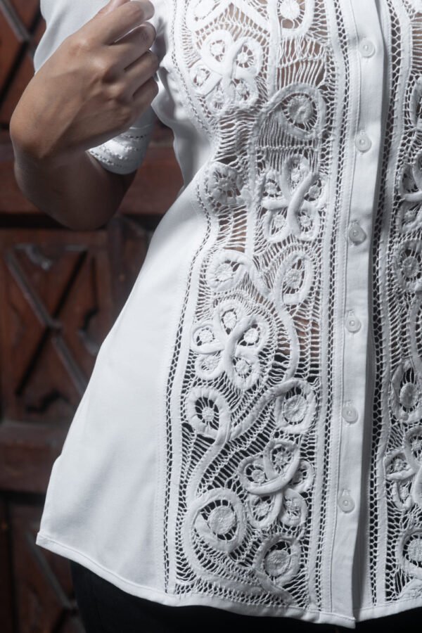 Blusa Manga Corta Bordada a Mano en Patecabra
