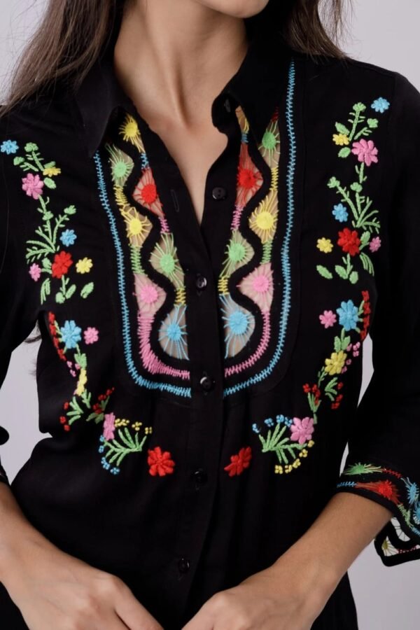BLUSON CAMISERA NEGRA CON SESGOS