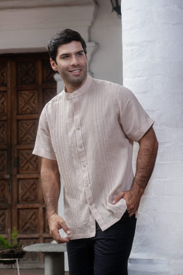 Guayabera Beige en Olan con Bordado Pasos de Tradicion