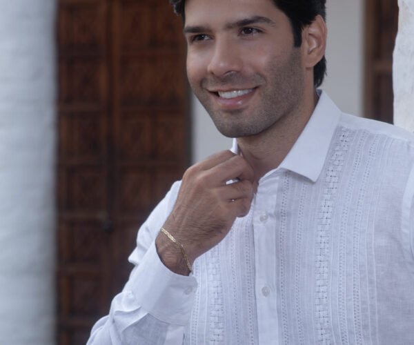 Guayabera Blanca con Alforzas Caladas Hechas a Mano