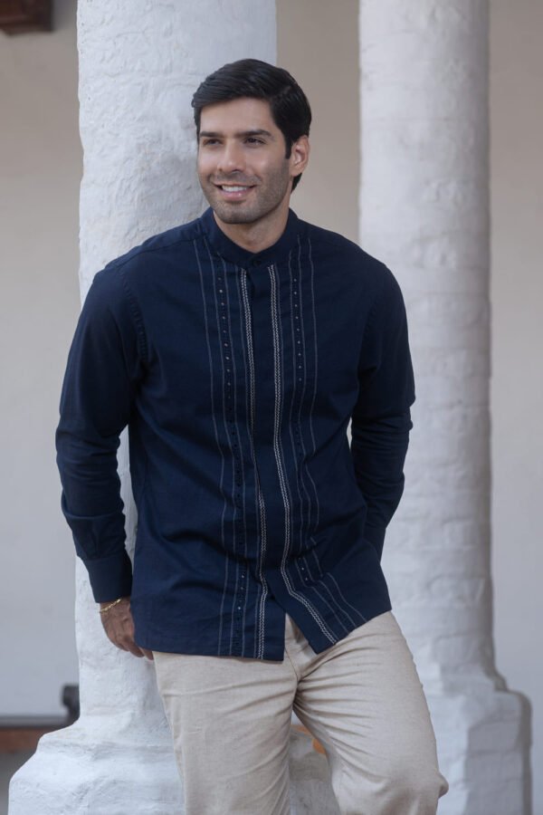 camisa azul cuello neru con bordado de legado profundo