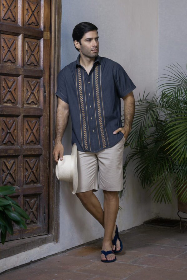 camisa o guayabera bordada con alforzas y calado