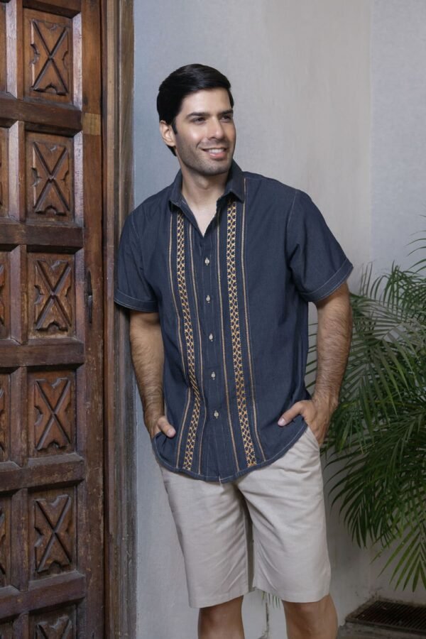 camisa o guayabera bordada con alforzas y calado