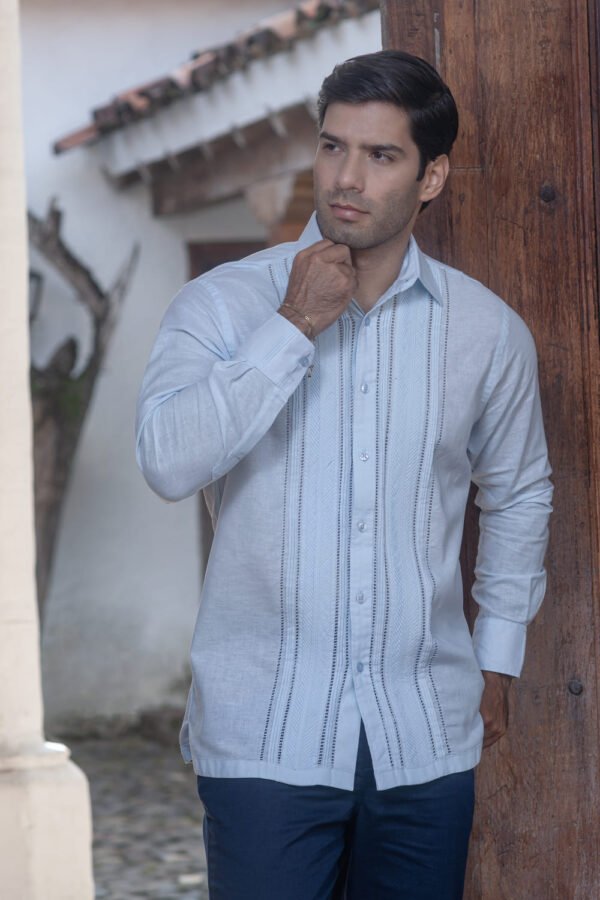 guayabera azul cielo con bordado artesanal COLUMNAS DE LINAJE