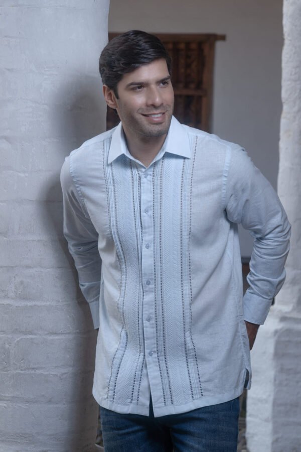 guayabera azul cielo con bordado artesanal COLUMNAS DE LINAJE