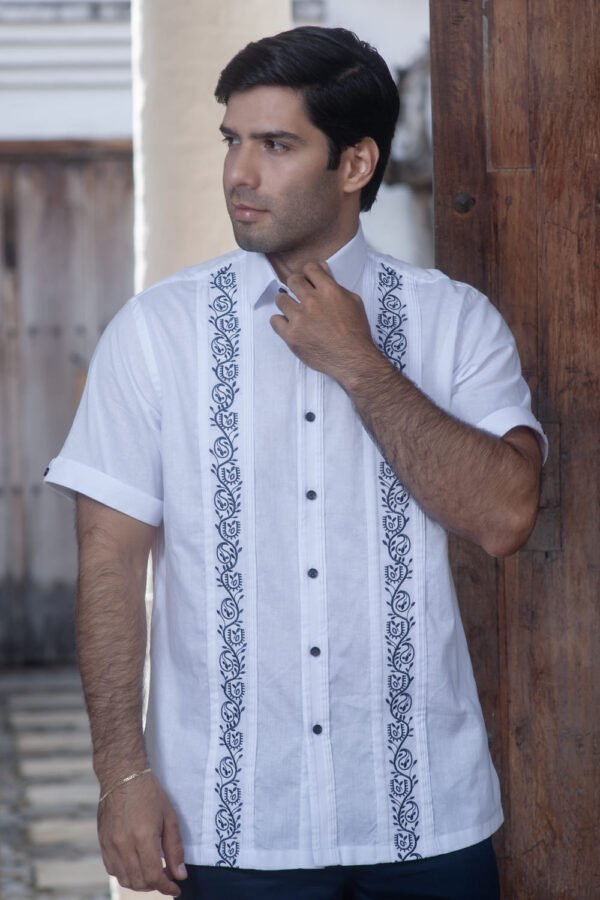 guayabera blanca con bordado de ramas elegantes