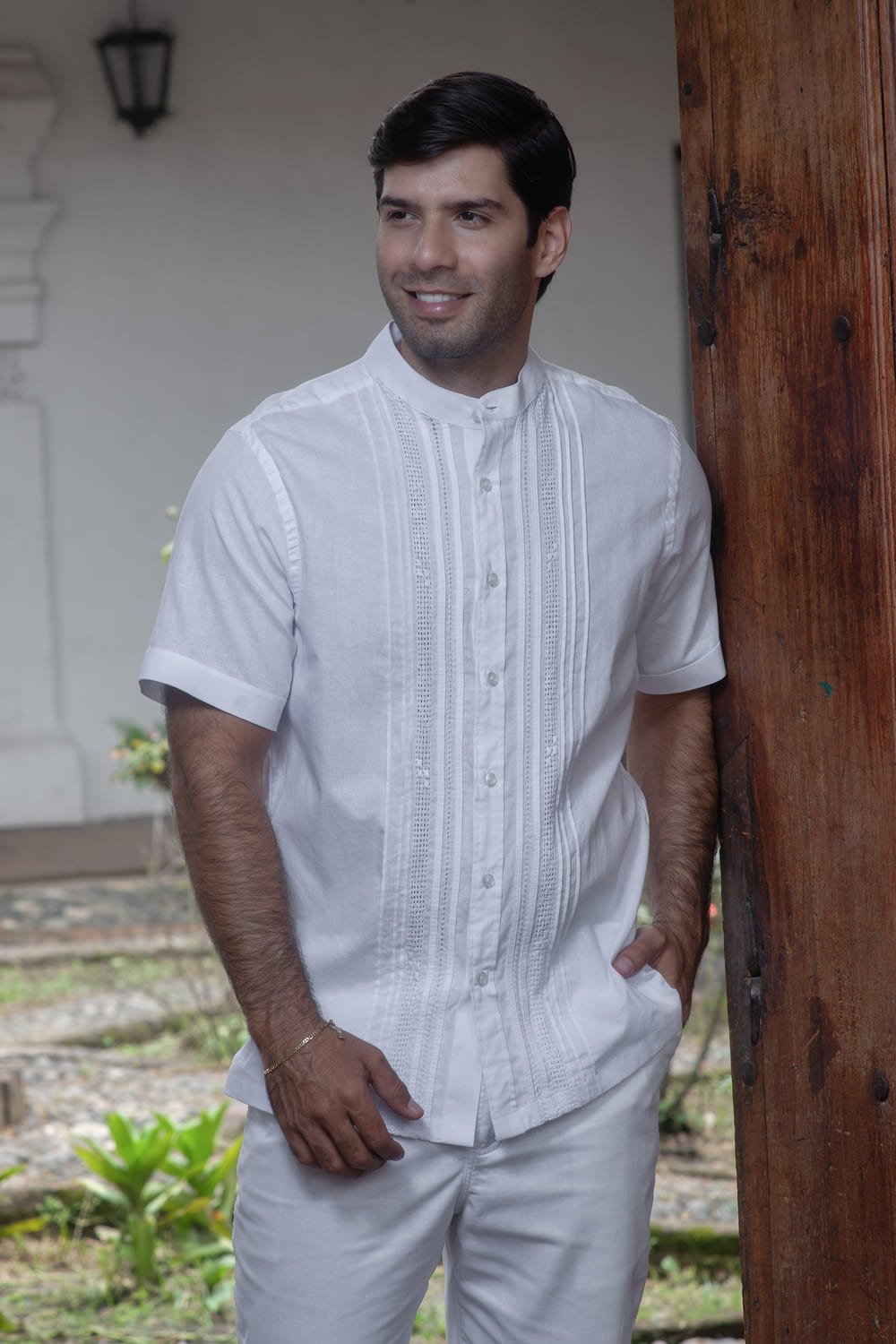 guayabera corta blanca en mezcla de lino y algodón