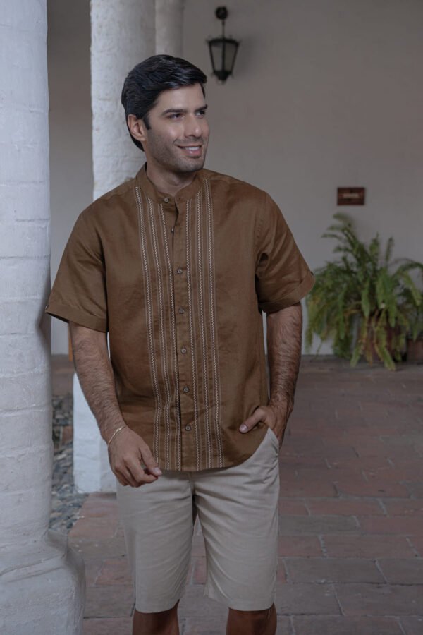 guayabera manga corta color tabaco en ramie nombre y orgullo