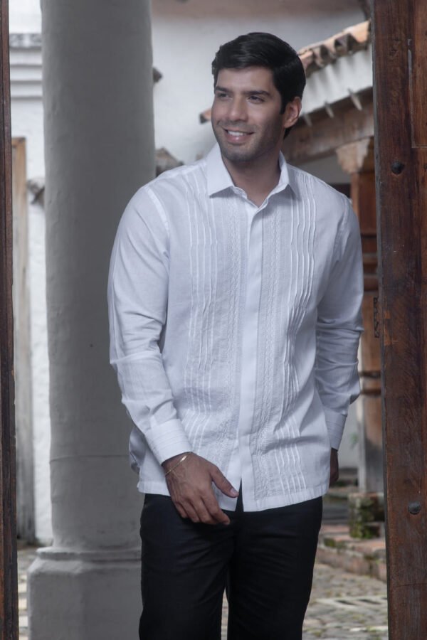 guayabera o camisa blanca con bordado sutil vinculo eterno