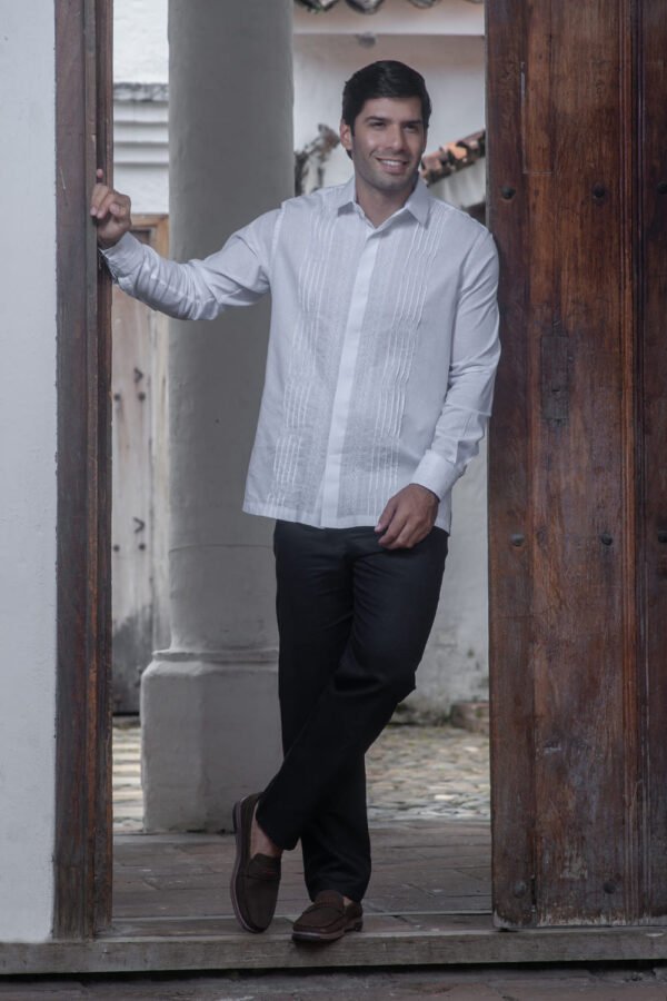 guayabera o camisa blanca con bordado sutil vinculo eterno